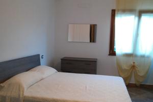 Trivano con loggiato, giardino e posto auto