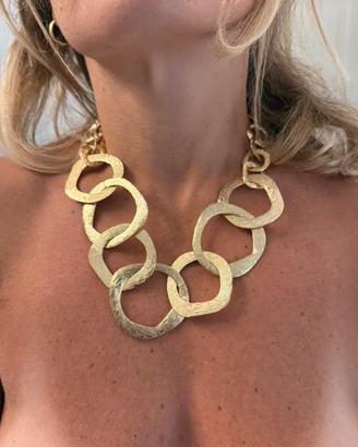 Collana dorata cerchi intrecciati martellato