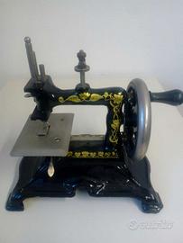 Vecchia macchina da cucire giocattolo