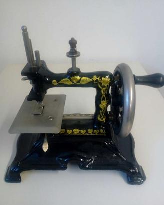 Vecchia macchina da cucire giocattolo