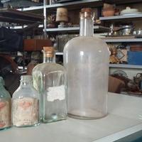 Vecchie bottiglie da farmacia