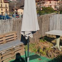 Ombrellone con base in pietra