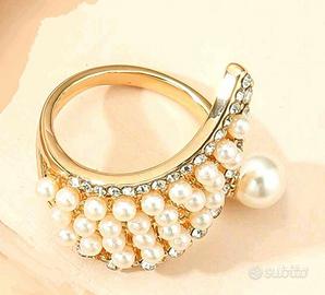 anello modello vintage ripieno di pietrine bianche