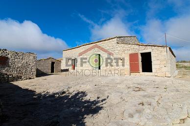 Caseggiato Rurale con Terreno e Vista Panoramica
