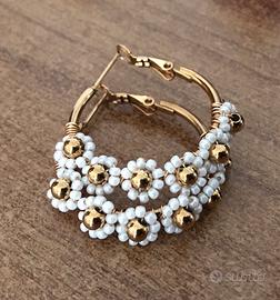 Orecchini con margherite (bigiotteria)