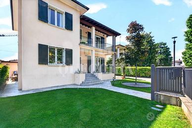 Villa di 275 m² con più di 5 locali e box auto dop