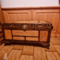 cassettone scolpito a mano 