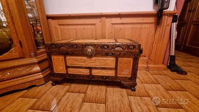 cassettone scolpito a mano 