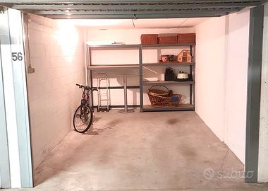 Ampio box per auto,moto e magazzino