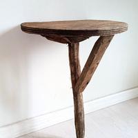 Antico sgabello da mungitura primitivo, in legno.