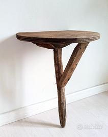 Antico sgabello da mungitura primitivo, in legno.