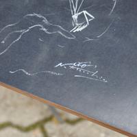 Tavolo design anni ’70 con piano decorato a mano.