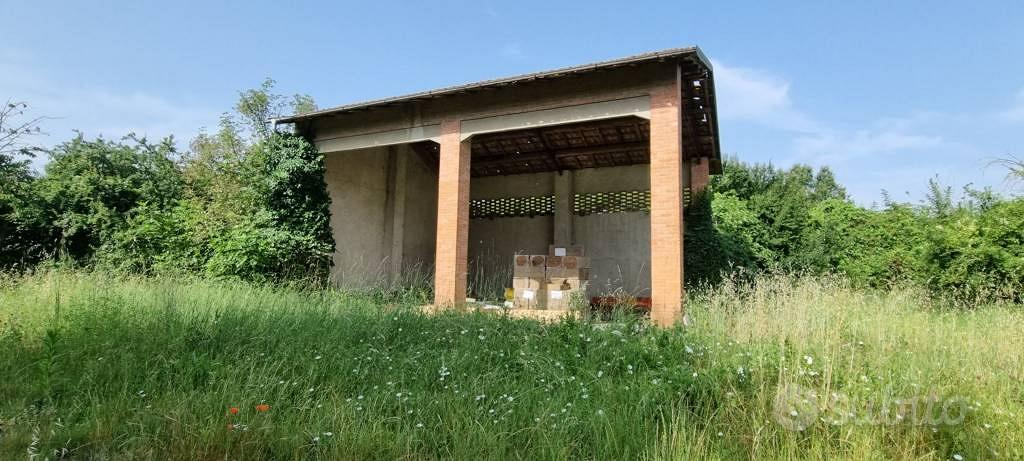 Rustico / Casale di 1100 m² con più di 5 locali a - Vista 2