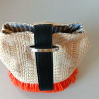 Borsa secchiello paglia beige con frange arancioni