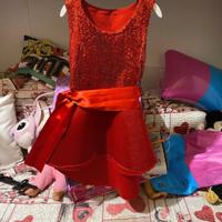 Vestito rosso brillantinato con coda lunga dietro
