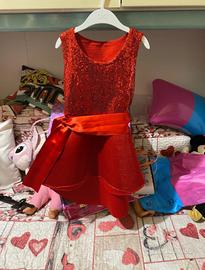 Vestito rosso brillantinato con coda lunga dietro