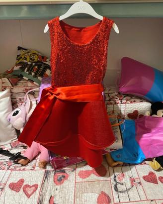 Vestito rosso brillantinato con coda lunga dietro