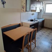 Cucina e tavolo con panca e sedie