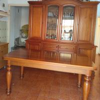 Armadio, tavolo e sei sedie