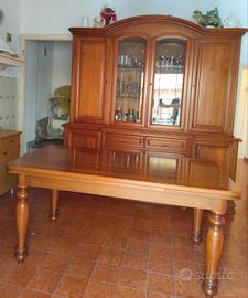 Armadio, tavolo e sei sedie