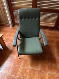 Coppia di poltrone verdi con struttura metallica