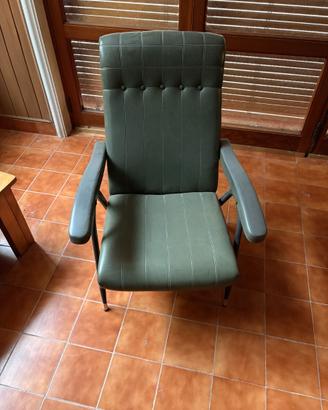 Coppia di poltrone verdi con struttura metallica
