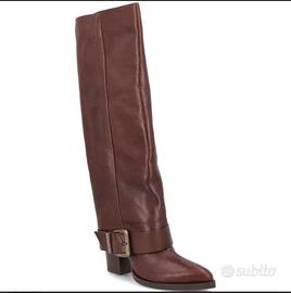 Stivale in cuoio con tacco tinta unita

MIVIDA