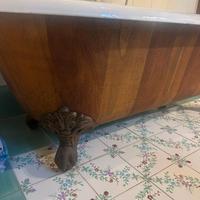 Vasca da bagno in ghisa con piedi di leone