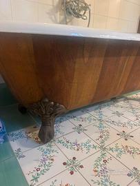 Vasca da bagno in ghisa con piedi di leone