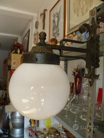 Lampada applique ferro forgiato vetro opalino