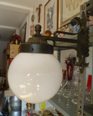 Lampada applique ferro forgiato vetro opalino