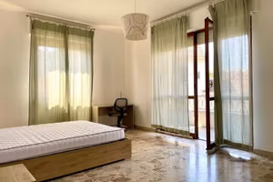Grande camera singola con balcone vicino UPO