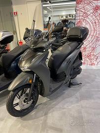 Honda SH 350 aprile 2025 con TMAX