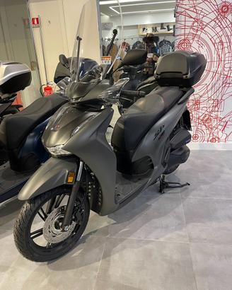 Honda SH 350 aprile 2025 con TMAX
