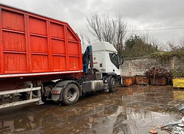 Semirimorchio con gru