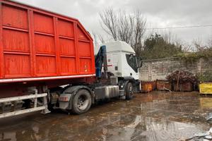 Semirimorchio con gru