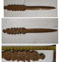 tagliacarte in legno intagliato 