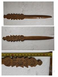 tagliacarte in legno intagliato 