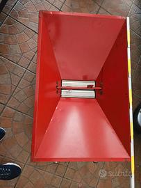 Macchina macina uva con torchio e vasche