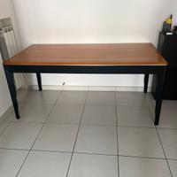 Tavolo da cucina/soggiorno compreso di sedie.