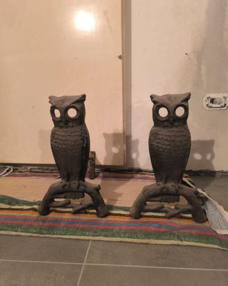 Coppia di alari da camino in metallo-ghisa