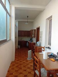 Casa indipendente su due livelli con cortile