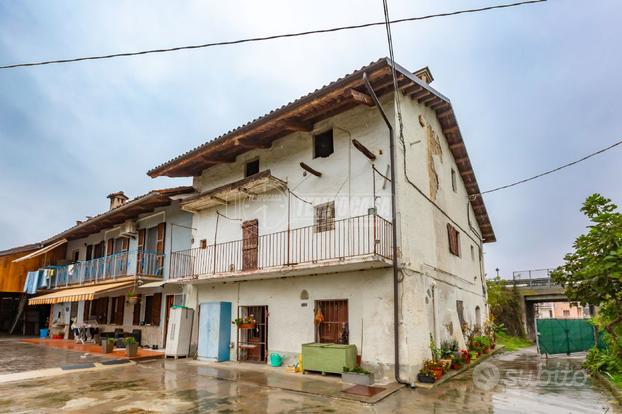 CASCINALE SEMINDIPENDENTE DI AMPIA METRATURA CON T