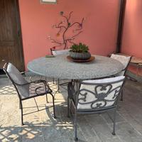 Tavolo con marmo e sedie