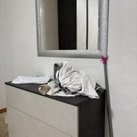 Camera da letto,cucina frigorifero e lavatrice.