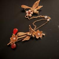 Spilla gru cinese dorata con perle e agata 