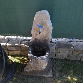 Fontanella da giardino in pietra con rubinetto