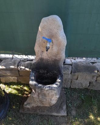 Fontanella da giardino in pietra con rubinetto
