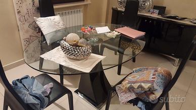 TAVOLO OVALE DI DESIGN IN AMBIENTE MODERNO