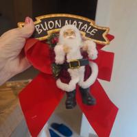 albero di natale verde scuro con addobbi e luc